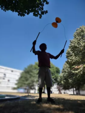 Apprentissage du diabolo lors d'un stage dans les quartiers à Nantes